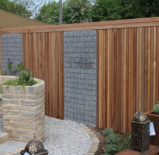 grindschutting voor grindpad tussen hout verkleind