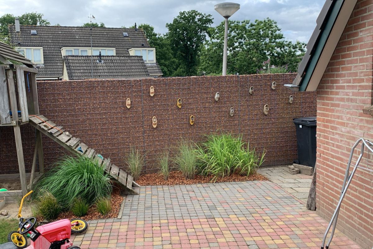 perziksteen korf met klompen